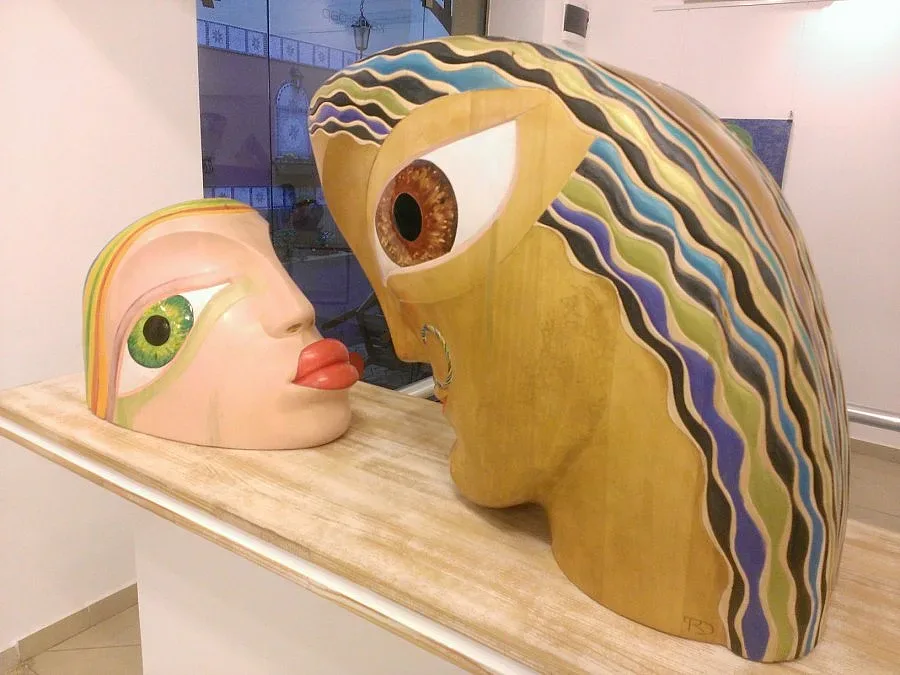 Дуков показва дървени портрети