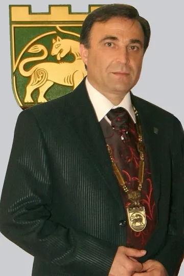 Кметът шаман гледа към трети мандат