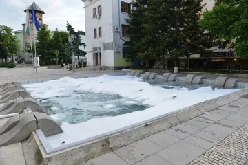 Шадраванът пред община Сливен се превърна във вана с пяна