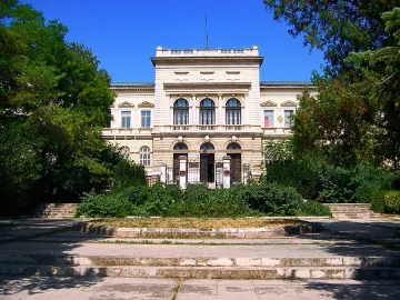 Вино и гурме в английския двор на музея край морето