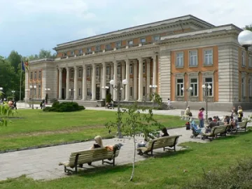 Облепват със стиропор пернишкия Дворец на културата