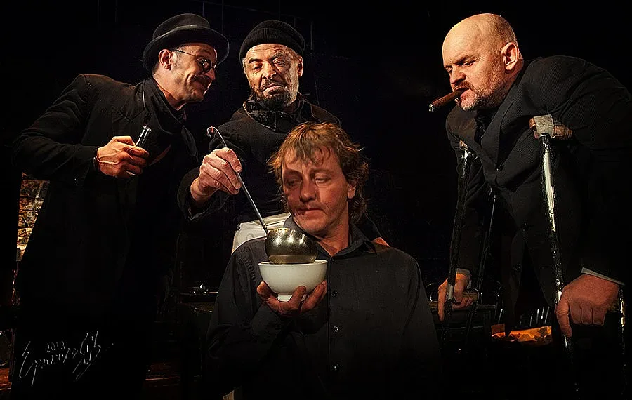 Театър като за световно във Варна и София