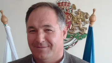 Депутат превърна мерцедес в приемна