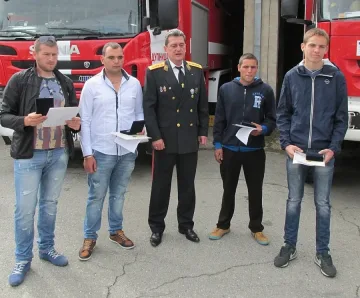 Връчиха медали за храброст на четирима, спасили дядо от пожар