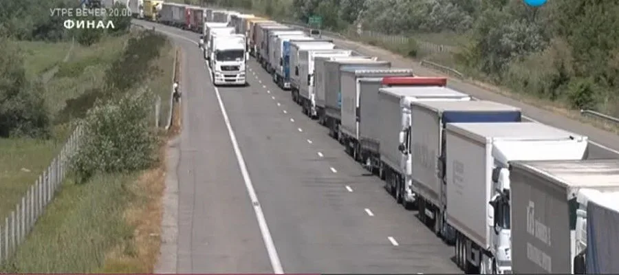 Километрична опашка на границата ни с Турция