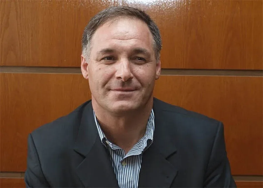 Депутат превърна мерцедеса си в приемна