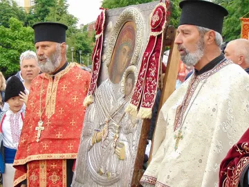 Опашки пред чудотворна икона на Богородица в Дупница