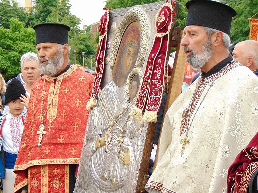 Опашки пред чудотворна икона на Богородица в Дупница