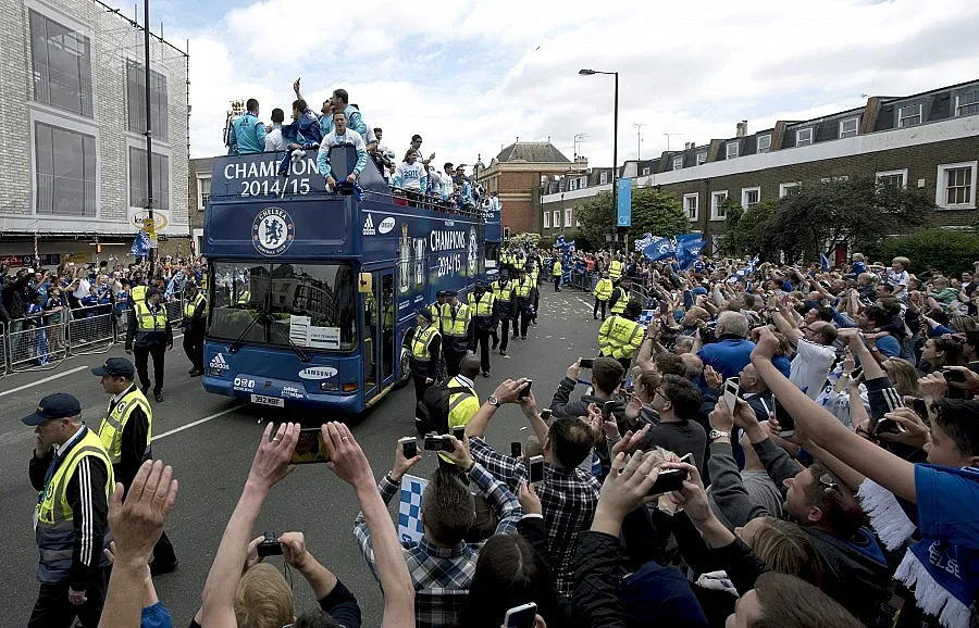 "Челси" паркира автобус с целина