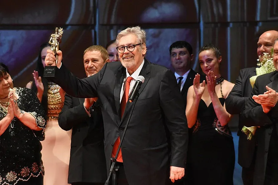 Ламбо: Театърът ще го има напук на всичко