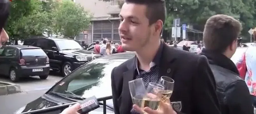 Aбитуриент се изтупа с 30 бона за бала (ВИДЕО)