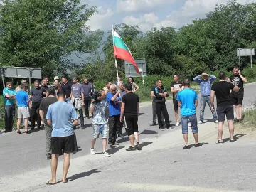 Чакат становище на ДНСК за незаконните постройки на ромите
