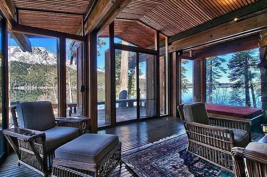 Продават къщата от "Бодигард" за 8 млн. долара