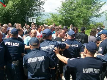 Стотици със знамена на протест срещу роми пред кметството в Гърмен