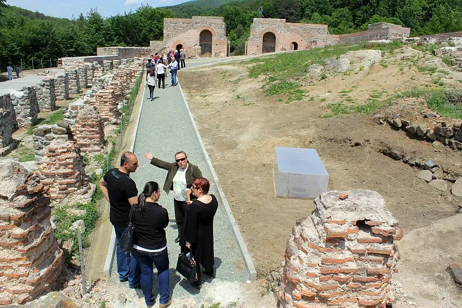 Миналото влиза през "Траянови врата"