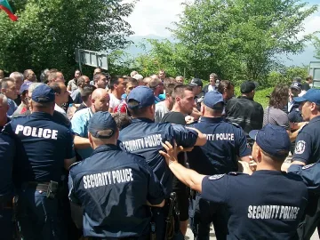 50 полицаи пазят ромско гето от палеж и мъст