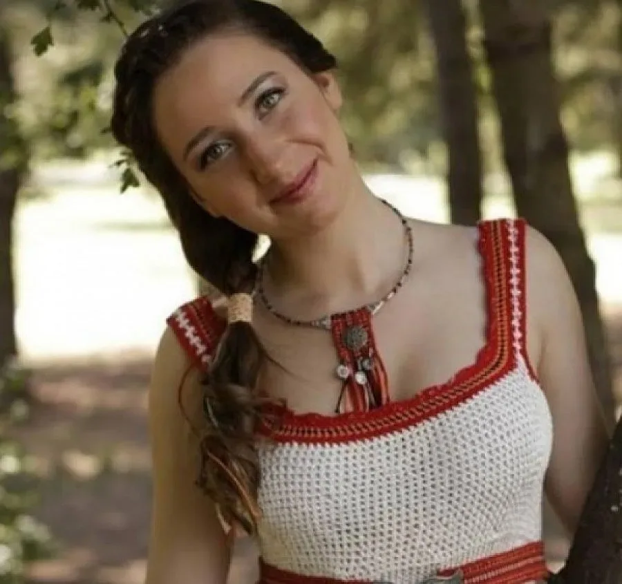 Естествени момичета на бала - с български плетива и шевици