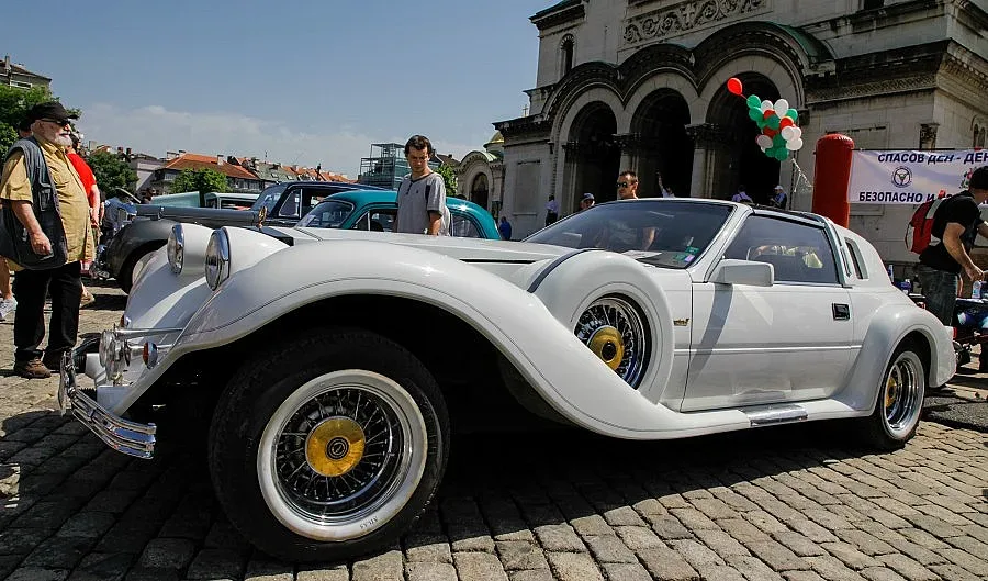 Нашенец с кола като на Брус Уилис