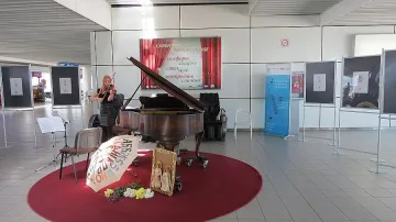 Концерт изненада пътниците на Терминал 2