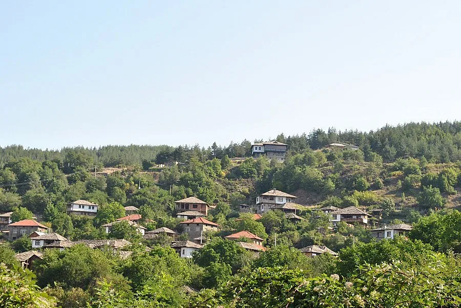 В „зелени къщи” спят туристи в Лещен