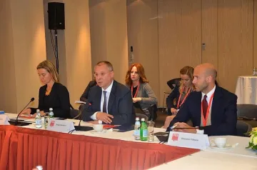 Сергей и Могерини искат спазване на Минск-2