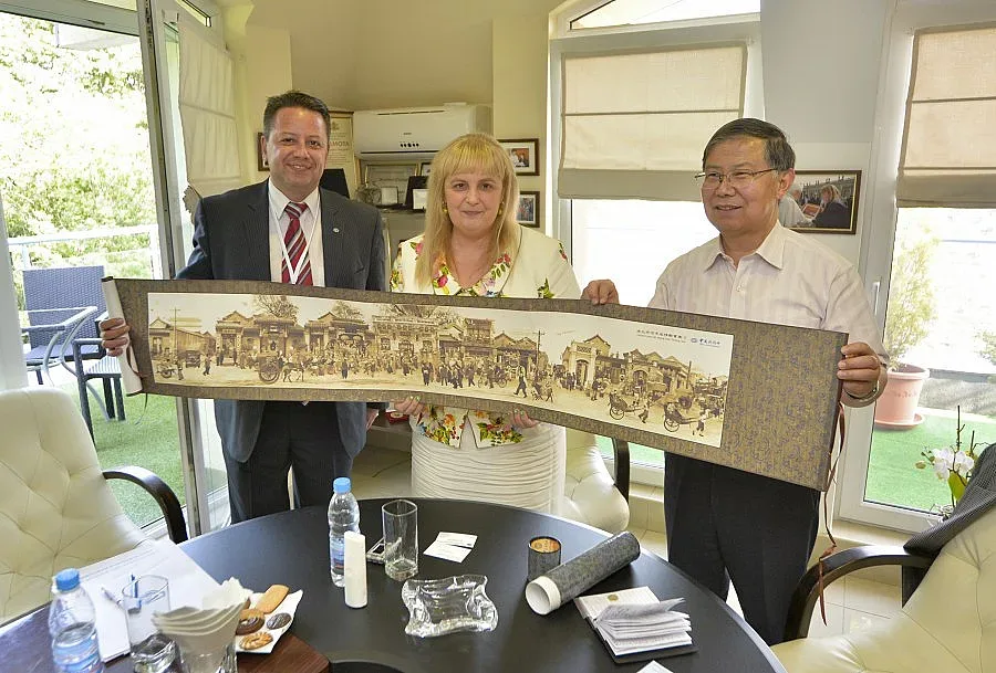 Китайски медии на  среща в "Стандарт"