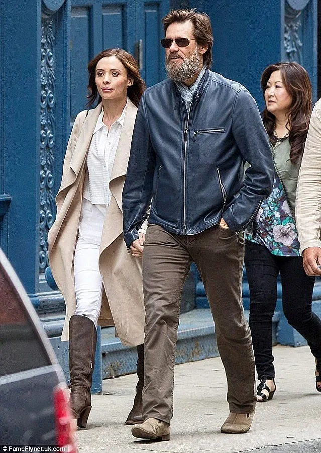 "Маската" показа гаджето си