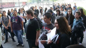 Петима пазят незрящ седмокласник на матура в Пловдив