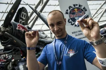 Властелинът на хартиените ракети