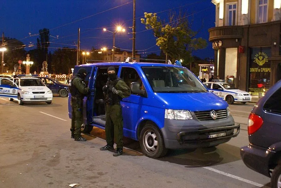 Закопчаха 60 чужденци на "Лъвов мост" (ОБЗОР)