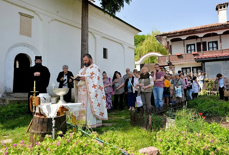 Шестима светци бдят над "Св. Спас"