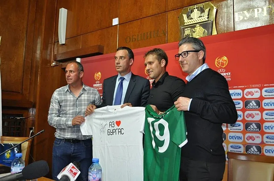 Бургас дари Стенли с картина