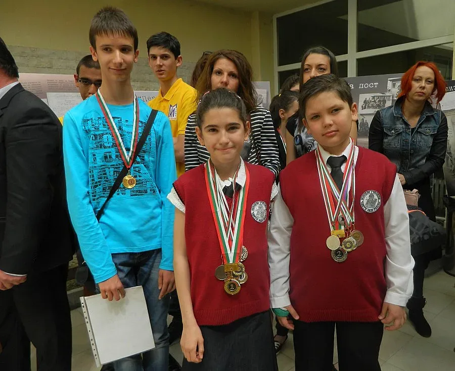 Пернишката губернаторка награди успели ученици