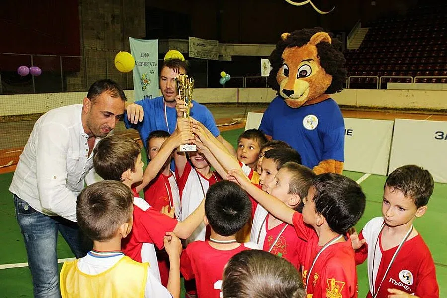 Ивайло Петев награди шампиона на „Лъвчетата“