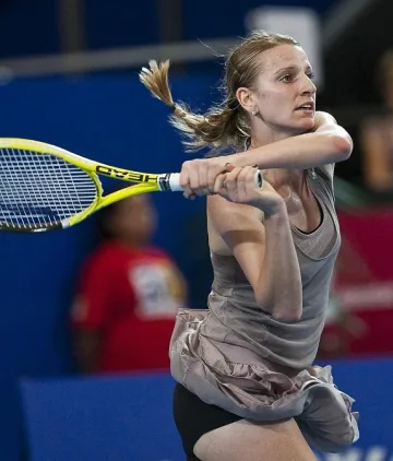 Сесил удари черен печат на Елица