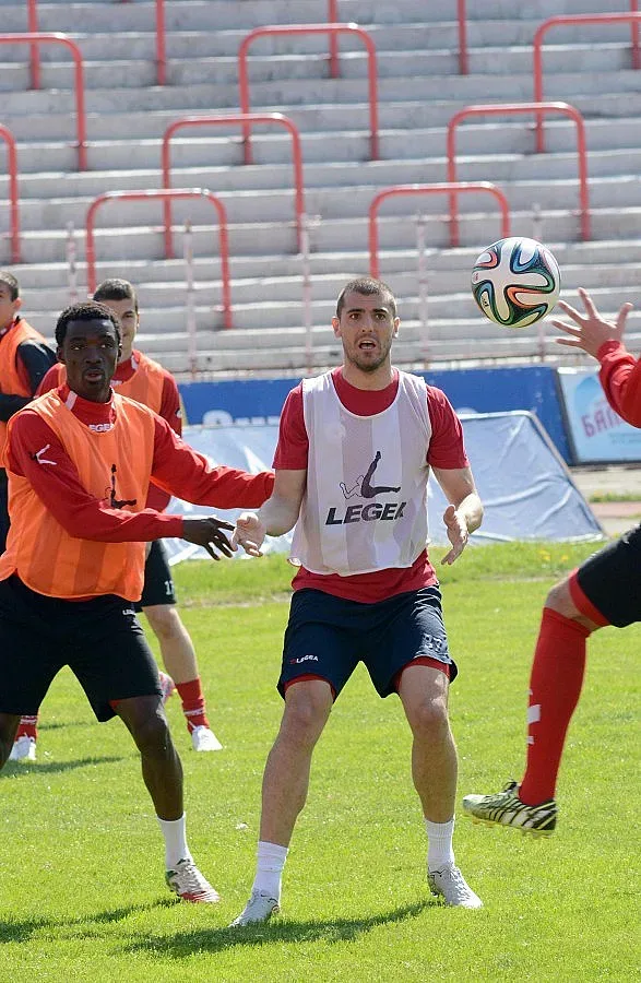 Любо изолира играчите