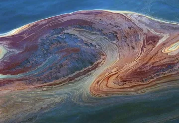80 000 литра нефт се разля в океана