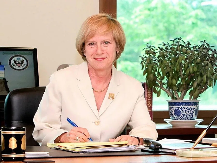 Посланикът на САЩ чака въпросите ви във "Фейсбук"