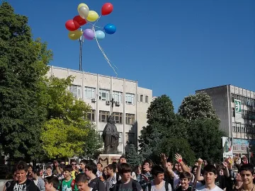 Деца и възрастни поискаха живот с мълчалив поход