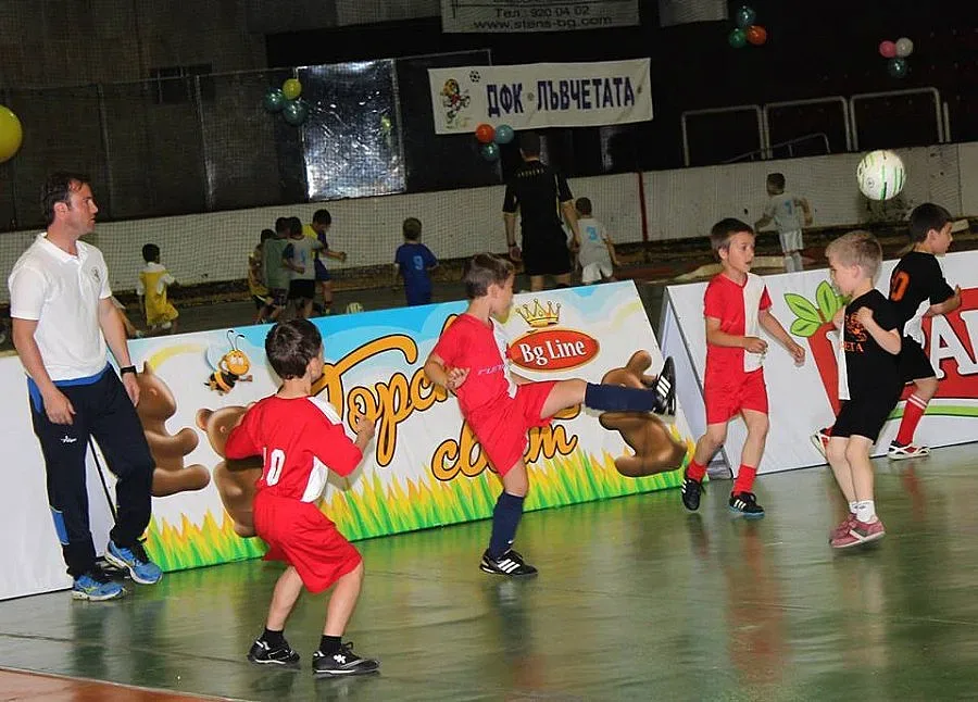 Петев награждава шампиона на детските градини