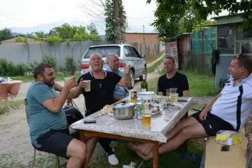 Наш отбор тръгва с 50 кила ракия за морето