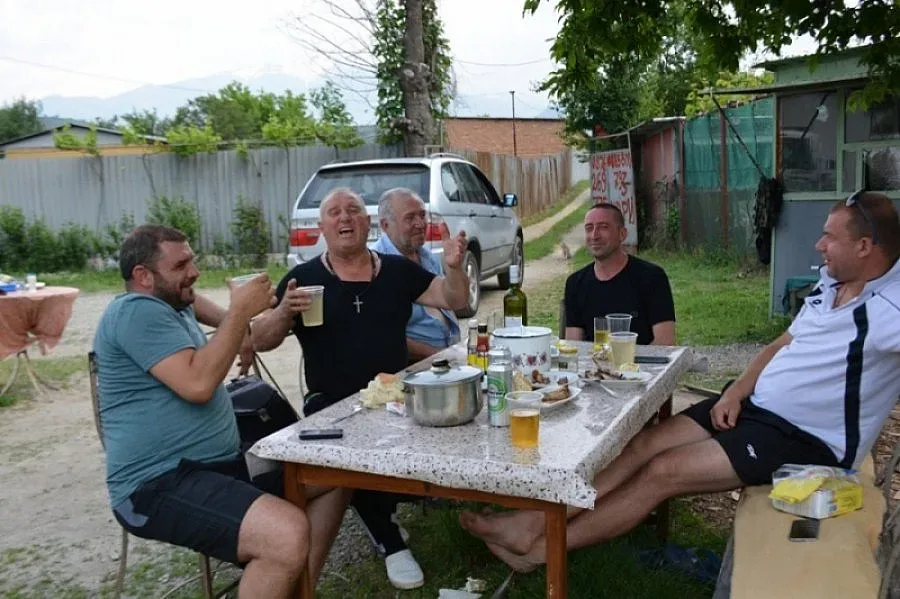 Наш отбор тръгва с 50 кила ракия за морето