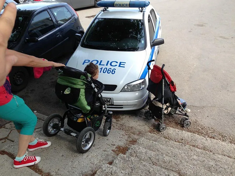 Паркирана полицейска кола разгневи майки в столицата