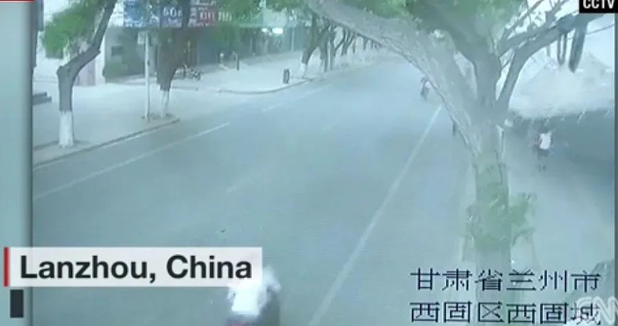 20-метрова сграда рухна в Китай, има затрупани хора (ВИДЕО)