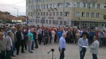 300 подкрепиха кмета на Петрич с контрапротест