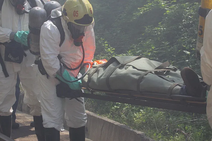 При учение: Спряха взрив и отровен облак