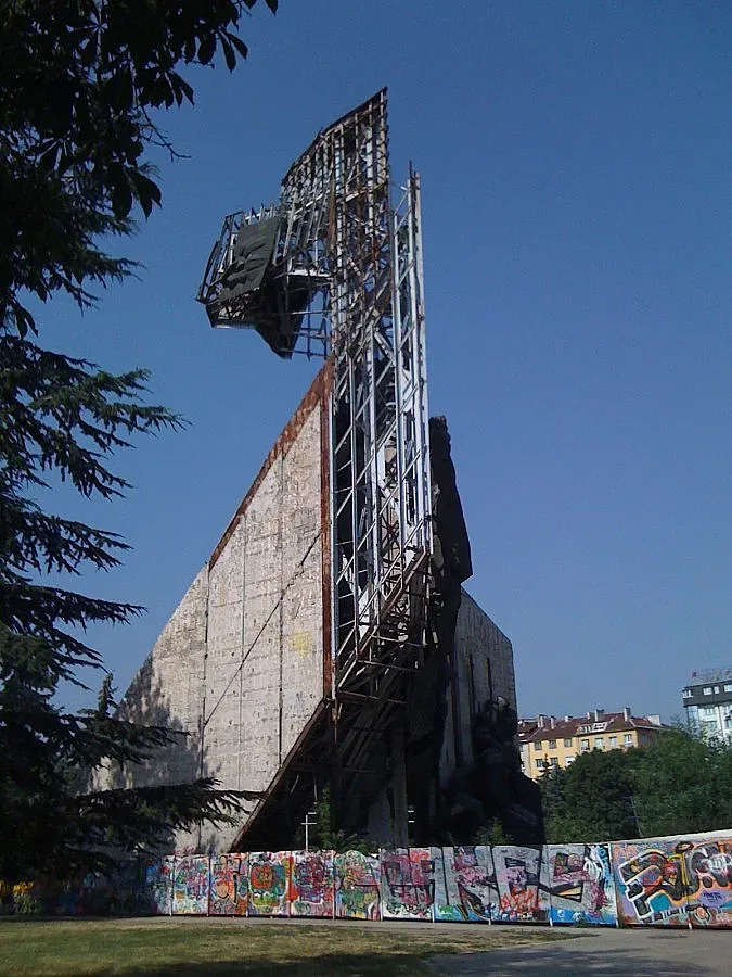 Жив плет ще скрие паметника пред НДК