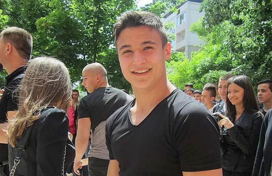 Гимнастик играе хоро на бала