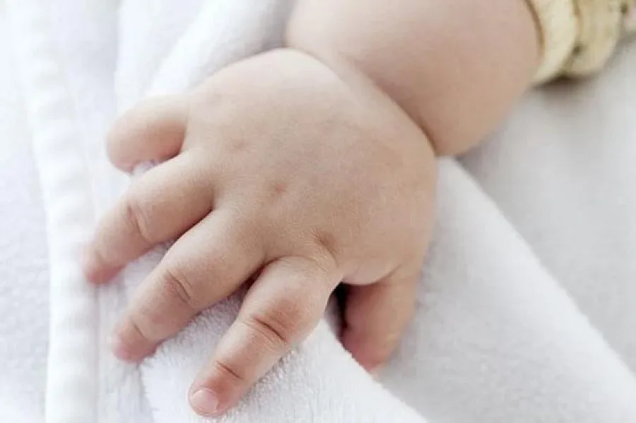 Изписаха бебето на починалата родилка