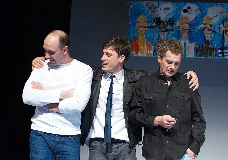 Бахаров, Карамазов и Вергов играят в „Тара-ра-бумбия”